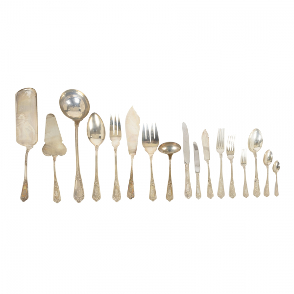 Cubertería en plata punzonada Cruz de Malta, ley Sterling 925, modelo Luis XV de 116 piezas.