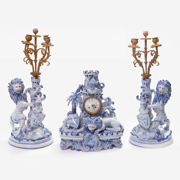 Guarnición de reloj y candelabros en cerámica azul y blanca, firmado St. Clement. Francia S. XIX