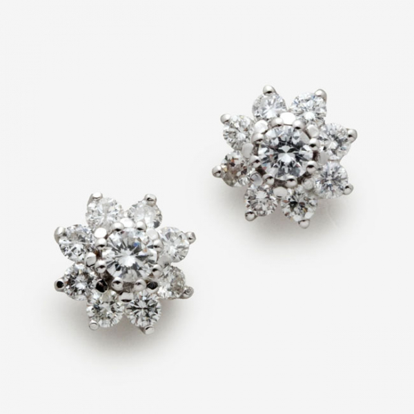 Pendientes en oro blanco en forma de flor con diamante talla brillante central y orla de diamantes talla brillante  