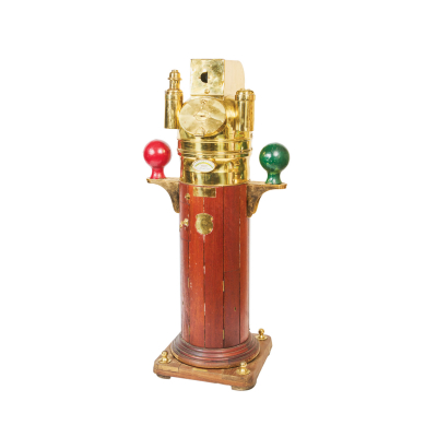 Bitácora inglesa en bronce dorado y madera barnizada de la manufactura Kelvin Bottomley &amp; Baird Ltd., Glasgow, primera mitad del s.XX.