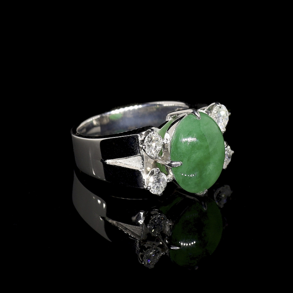 Anillo de oro blanco de 18k con jadeíta y brillantes.  Con un diseño elegante y robusto.