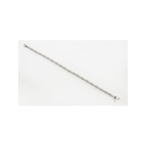 Pulsera en oro blanco con diamantes talla brillante, con un peso total de 0,40 cts. aprox.