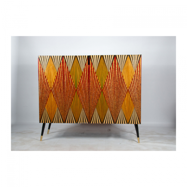 Aparador de dos puertas con marqueterías de diferentes tonos con decoración geométrica espigada, s.XX.