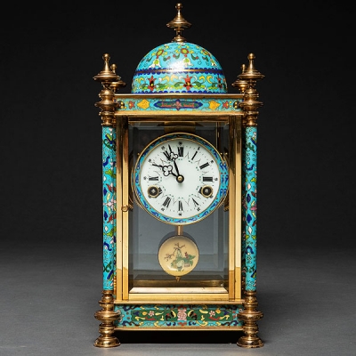 Reloj Chino en bronce dorado y esmalte cloisonné. Siglo XX