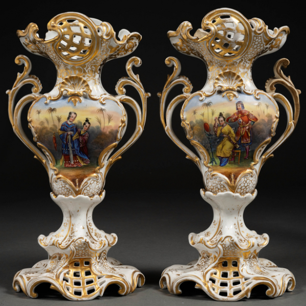 Pareja de jarrones en porcelana francesa del siglo XIX.