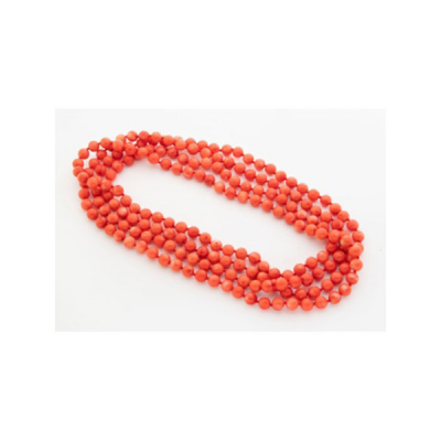 Collar largo de bolas de coral. Medidas: 110 cm.