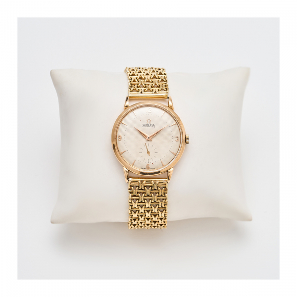 OMEGA. Reloj de pulsera para caballero. En oro, c.1950. Esfera guilloché con numeración arábiga y a trazos aplicados.