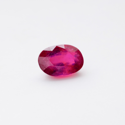 Rub&iacute; talla oval de 13 x 9 mm. Peso: 7,35 ct. aprox.