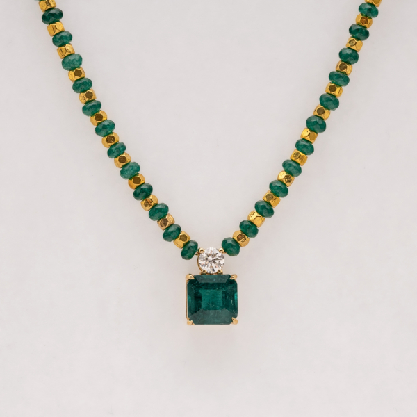 Gargantilla con esmeralda central talla octogonal coronada por diamante talla brillante. 