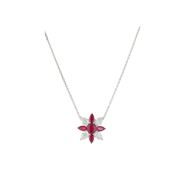 Gargantilla en oro blanco con rosetón de diamantes y rubíes tallas perilla y oval.
