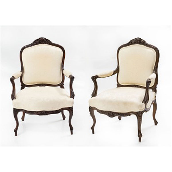 Pareja de butacas en madera de caoba tallada con decoración vegetal, flores, rocallas y copete central.Estilo Luis XV. Época Napoleón III. Francia.