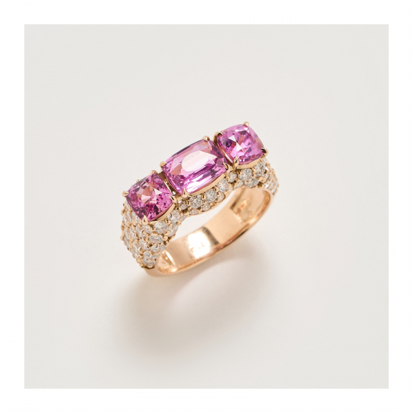 Sortija en oro con tres zafiros rosas tallas cojín y diamantes talla brillante. Peso diamantes: 1,20 ct. aprox.