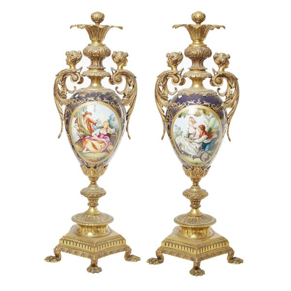 Gran pareja de jarrones en porcelana francesa de estilo Sèvres con representación de escenas románticas esmaltadas en cartelas, s.XX.