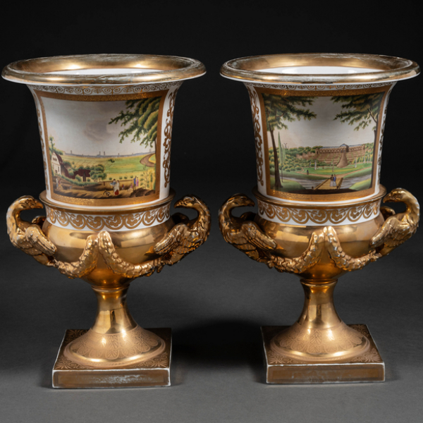 Pareja de copas en forma de ánforas en porcelana Alemana KPM esmaltada del siglo XX.