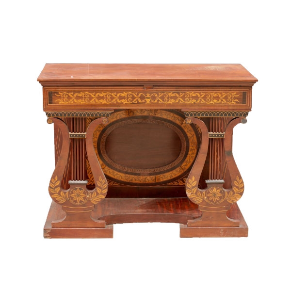 Consola fernandina de caoba con marquetería de frutal. Faltas 