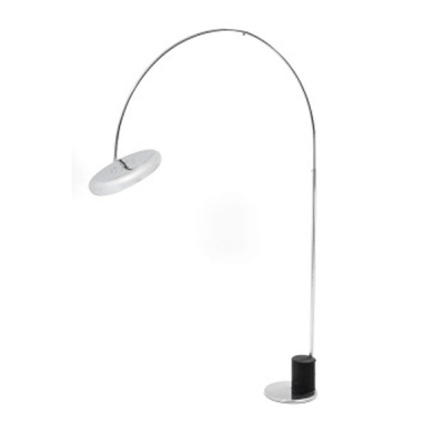 Lámpara arco extensible de pie en acero cromado y base de mármol.  Época: S. XX