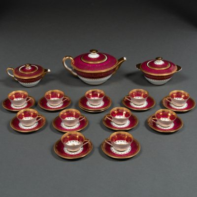 Juego de café y té de once servicios en porcelana francesa de Limoges.
