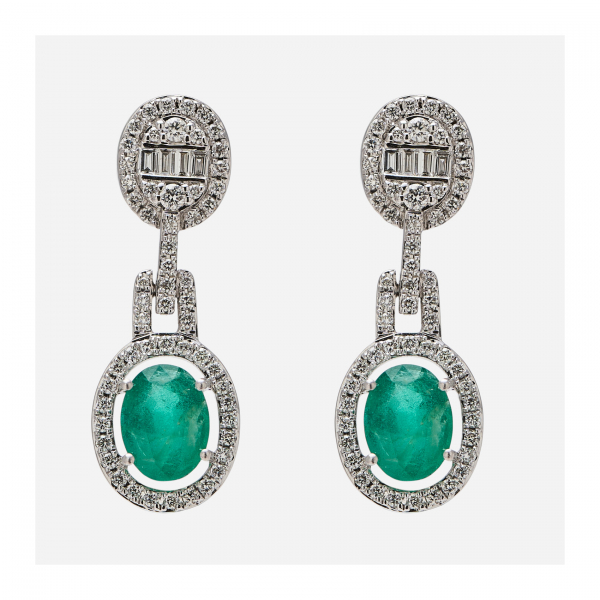 Pendientes largos en oro blanco con óvalo, barrita y rosetón de diamantes tallas brillante y baguette y esmeralda talla oval engastados en garras.