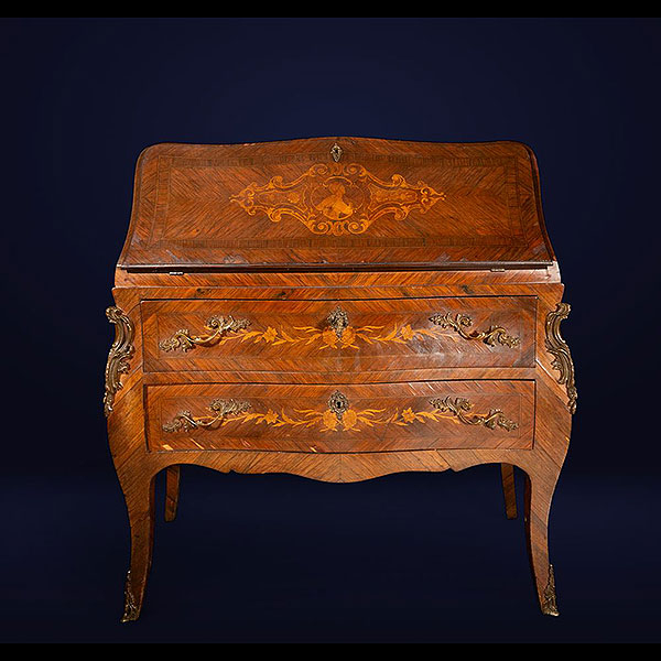 Secreter Regencia en madera de nogal con manerales de bronce estampillado por J.Stumpff , Siglo XVIII