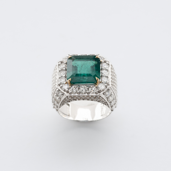 Sortija dise&ntilde;o sello en oro blanco con esmeralda central talla octogonal y cuerpo cuajado de diamantes talla brillante.