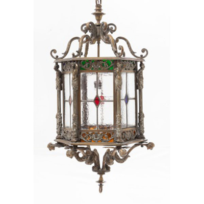 Farol de techo en bronce y cristal con decoración vegetal , personaje y cristales emplomados. Estilo Luis XVI.