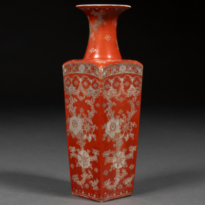 Jarrón en porcelana china color rojo con decoración floral. Trabajo Chino, Siglo XIX-XX