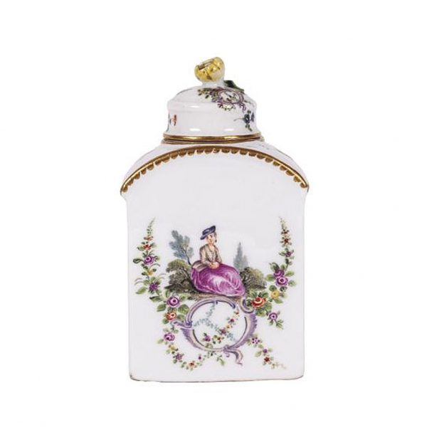 Bote de t&eacute; en porcelana de la manufactura de Meissen, S. XVIII-XIX.  Realizado en porcelana esmaltada, vidriada y dorada.