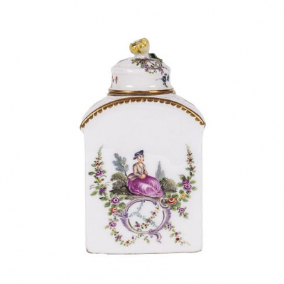 Bote de t&eacute; en porcelana de la manufactura de Meissen, S. XVIII-XIX.  Realizado en porcelana esmaltada, vidriada y dorada.