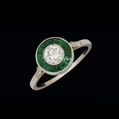 Sortija ojo de perdiz platino con esmeraldas y diamante central. 