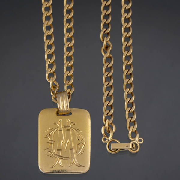 Cadena de eslabones en oro amarillo de 18kt con colgante en forma de placa con letras en forma de M.