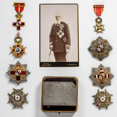 Medallas, condecoraciones y  otros objetos de Felipe Dugiols (Tolosa, 1840-1900). 