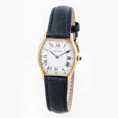 Reloj suizo vintage, sra., CARTIER &#039;Tortue&#039;, en sólida caja barrilete de oro amarillo 18 K.