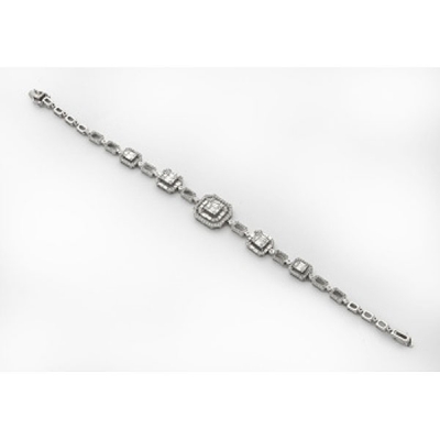 Pulsera en oro blanco con 5 cuajados de diamantes talla baguette orlado por diamantes talla brillante