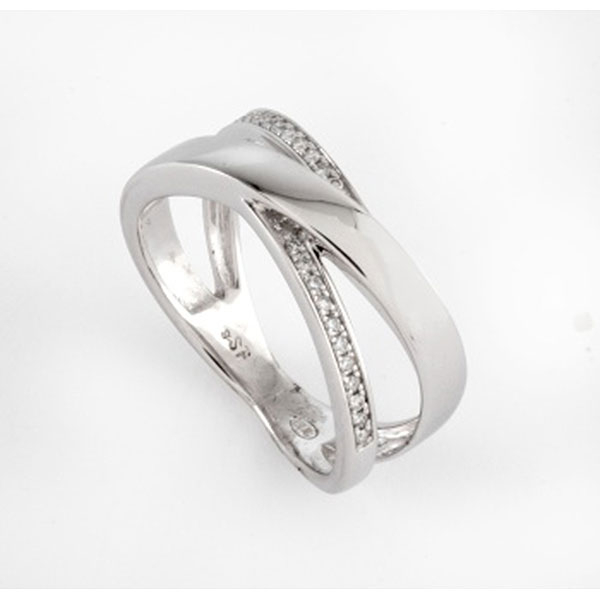 Sortija cruzada en oro blanco y 2 filas de diamantes talla brillante con un peso total de 0.08 cts.