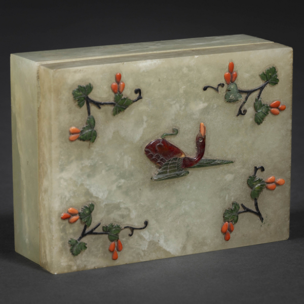 Caja china de piedras del sigo XX decorado con piedras duras y coral rojo.