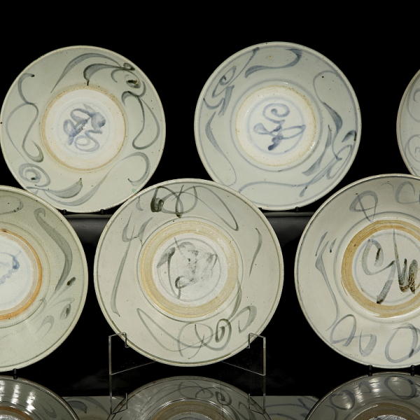 Juego de once platos de cer&aacute;mica esmaltada, dinast&iacute;a Ming. 
