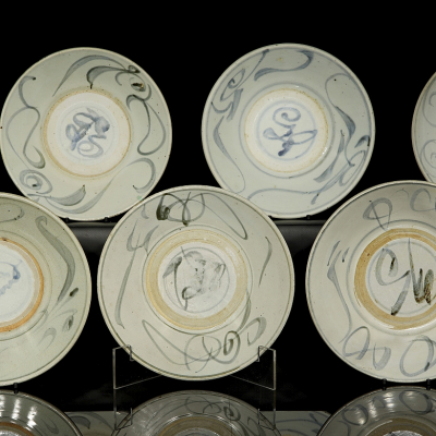 Juego de once platos de cer&aacute;mica esmaltada, dinast&iacute;a Ming. 