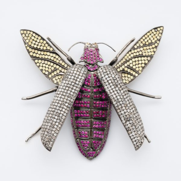 Colgante diseño insecto en oro pavonado cuajado de diamantes talla brillante antigua y zafiros rosas y amarillos, 8 x 7,5 cm.