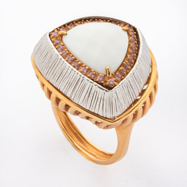 Sortija en oro blanco, oro amarillo y oro rosa con ágata blanca central y orla de diamantes talla brillante.