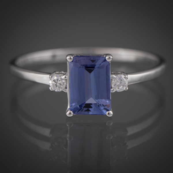 Anillo en oro blanco de 18 kt con tanzanita y brillantes