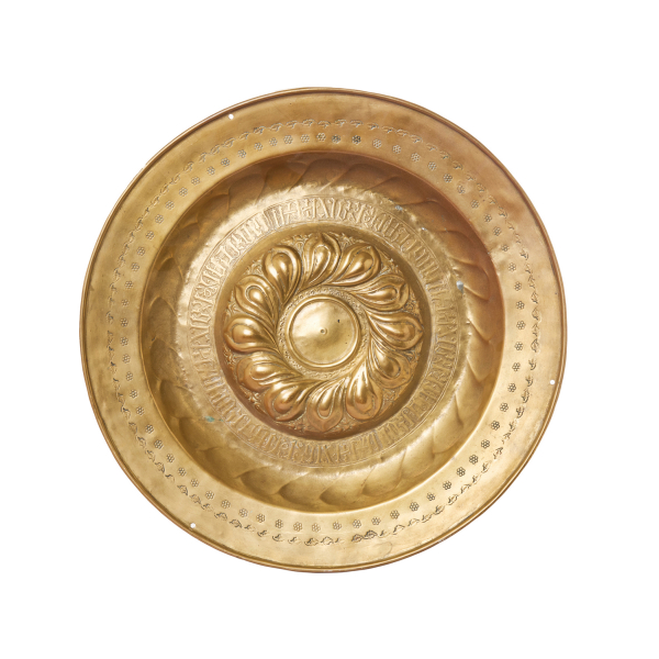 Plato petitorio de limosna invertido en latón repujado con decoración central de doce gallones, círculo y motivos florales custodiados por cenefa con letras góticas, Núremberg, Alemania, fles. del s.XV-ppios. del s.XVI.