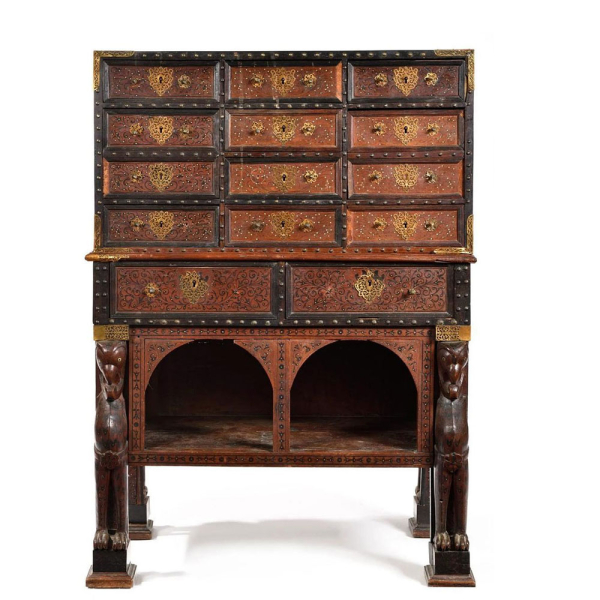 Bargueño indo-portugués con decoración de marquetería y soporte zoomorfo, India portuguesa, Siglo XVII.