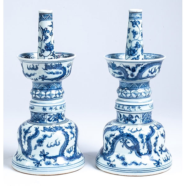 Pareja de candeleros de porcelana china azul y blanco