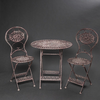 Conjunto de mesa y dos sillas plegables realizadas en metal pintado. Siglo XX