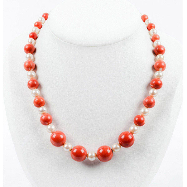 Collar vintage de perlas cultivadas japonesas alternadas con bellas cuentas de coral rojo natural 