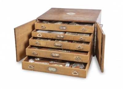 Gustave Keller. Cubertería de plata y plata vermeille, en su caja original de madera de roble sedoso.