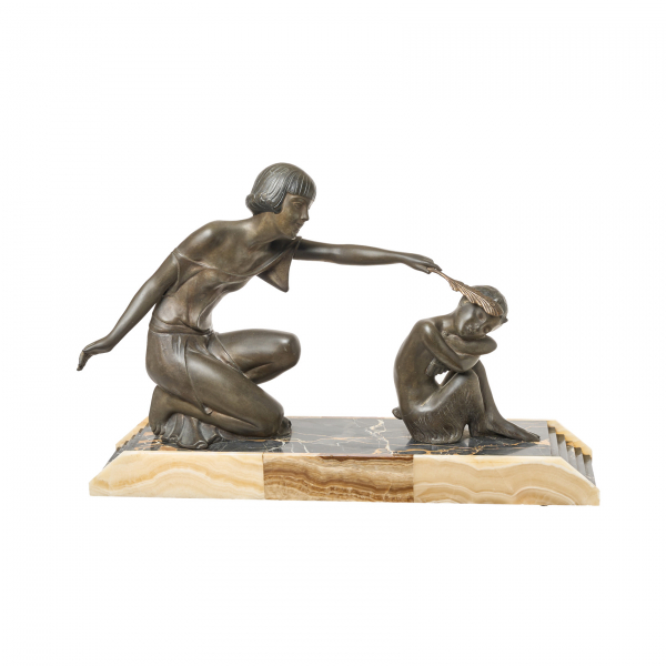 Pierre Sega (Francia, s.XX) Niños jugando. Escultura Art Deco en calamina patinada sobre peana en ónix. Firmada y sellada.