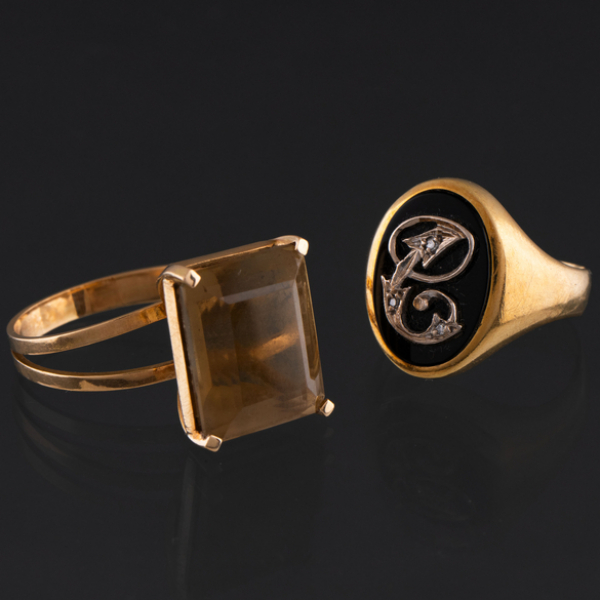 Conjunto de dos anillos montados en oro amarillo de 18 kt