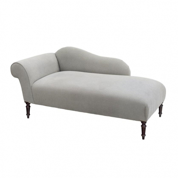 Chaiselongue tapizada en chenilla de color gris. Patas en madera torneada. S. XX.