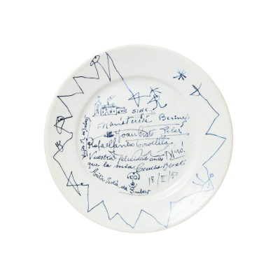 Joan Miró i Ferrà (Barcelona, 1893-Palma de Mallorca, 1983)  Plat.  Plato conmemorativo en cerámica esmaltada de la boda de Rafael Santos Torroella con María Teresa Bermejo Hernández 